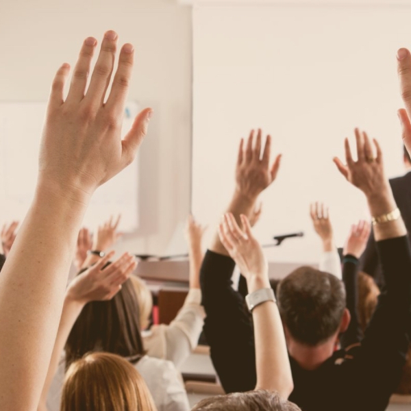 Hænder-i-vejret-DFM-Generalforsamling-2022